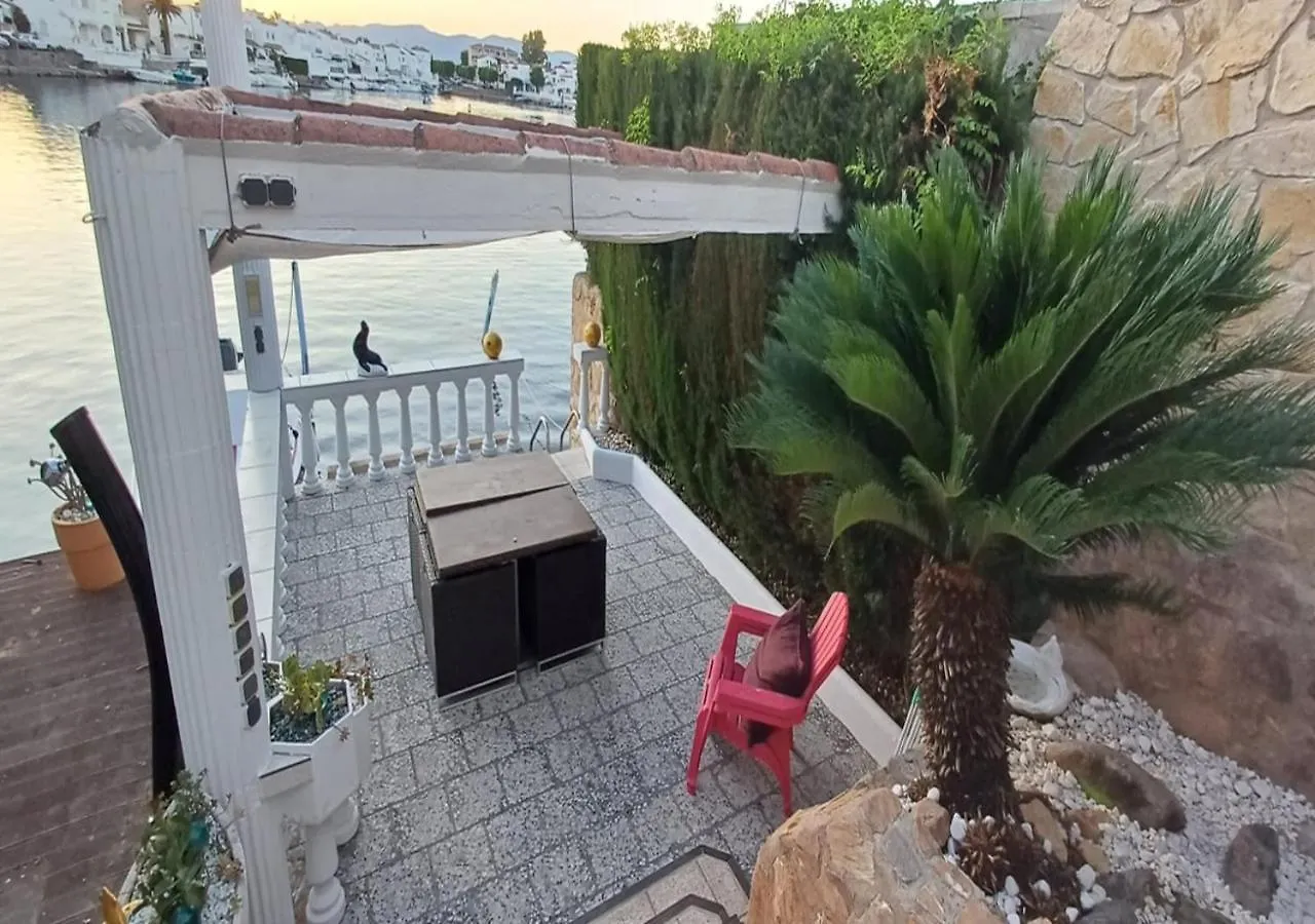 Casa Con Increibles Vistas A Canal Y Amarre联系方式